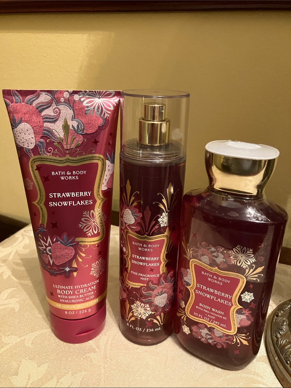 ✨Bath & Body Works Strawberry Snowflakes beauty bundle NWT